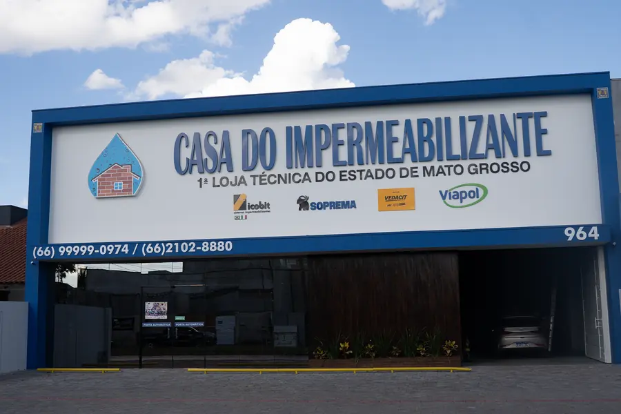 Fachada da Casa do Impermeabilizante em Sinop, com as marcas Icobit, Soprema, Vedacit e Viapol